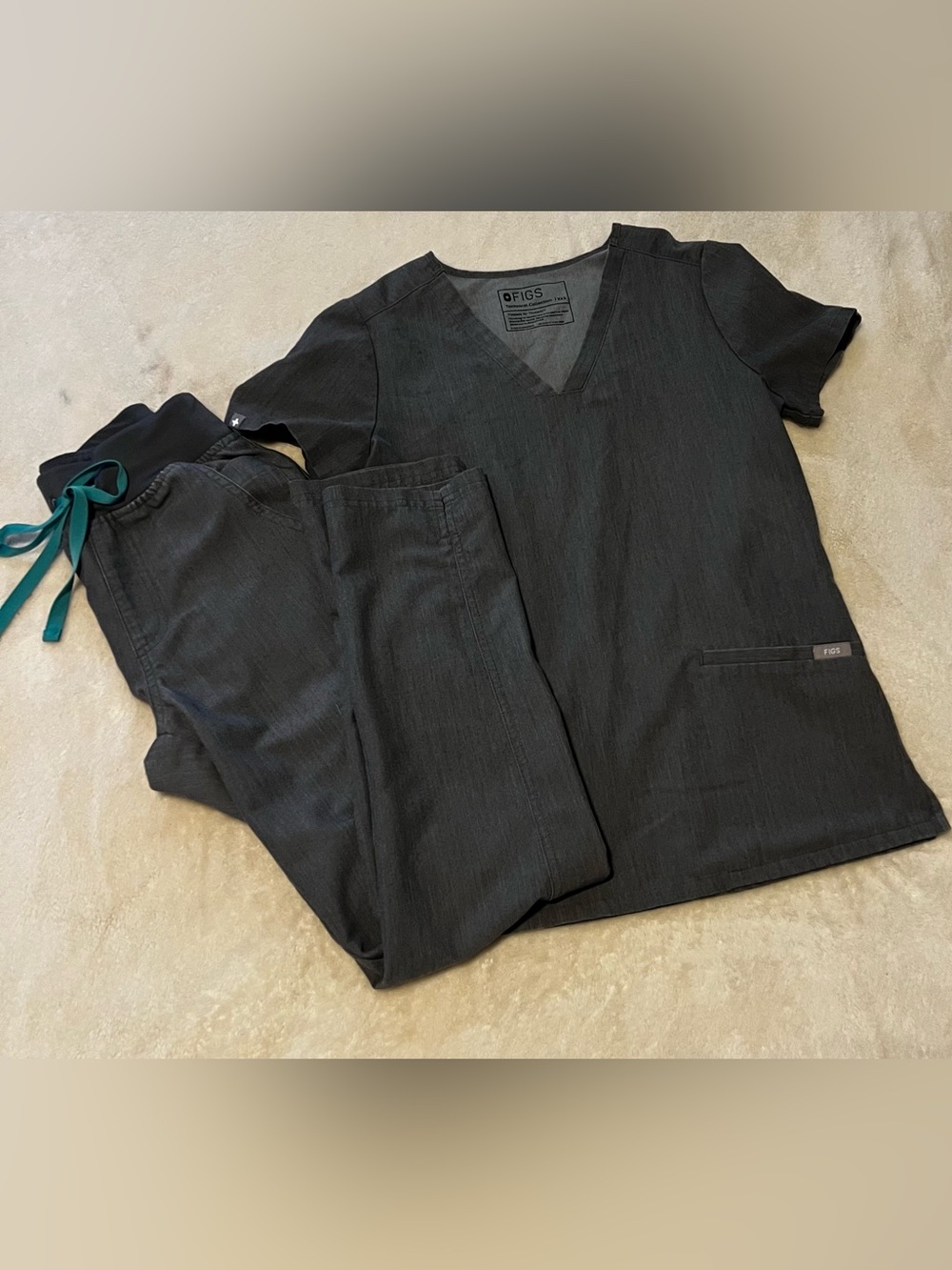 Figs Graphite Women’s Scrub Set